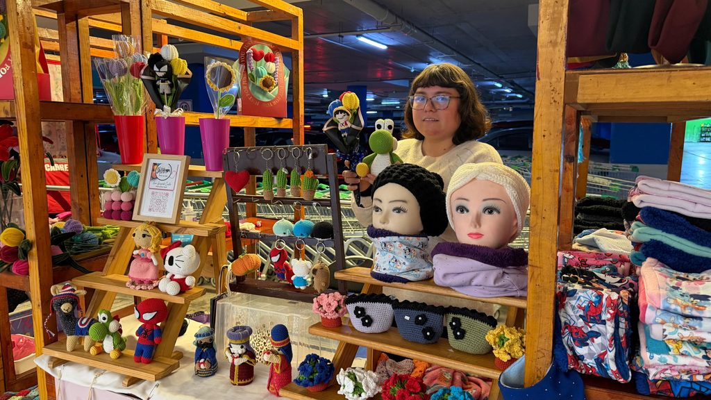 EXPOFOSIS VUELVE A MALL PARQUE ANGAMOS CON DOS NUEVAS FERIAS DE EMPRENDIMIENTO LOCAL EN AGOSTO Artesanos locales exhibiendo sus productos en una feria ExpoFOSIS en Mall Parque Angamos