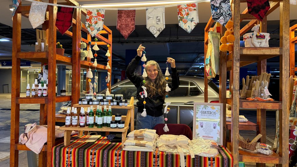 EXPOFOSIS VUELVE A MALL PARQUE ANGAMOS CON DOS NUEVAS FERIAS DE EMPRENDIMIENTO LOCAL EN AGOSTO Artesanos locales exhibiendo sus productos en una feria ExpoFOSIS en Mall Parque Angamos