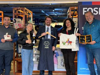 Artesanos locales exhibiendo sus productos en una feria ExpoFOSIS en Mall Parque Angamos