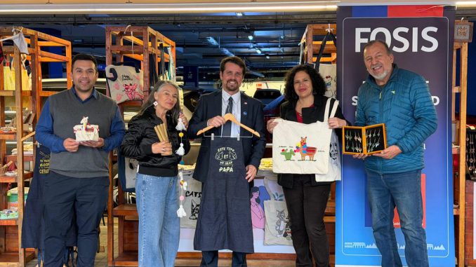 Artesanos locales exhibiendo sus productos en una feria ExpoFOSIS en Mall Parque Angamos