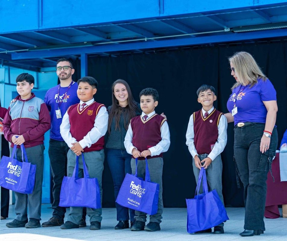Estudiantes recibiendo donaciones de zapatillas y abrigos por parte de FedEx y Desafío Levantemos Chile