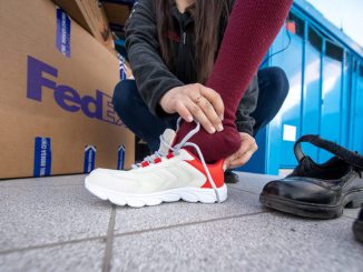 Estudiantes recibiendo donaciones de zapatillas y abrigos por parte de FedEx y Desafío Levantemos Chile
