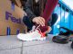 Estudiantes recibiendo donaciones de zapatillas y abrigos por parte de FedEx y Desafío Levantemos Chile