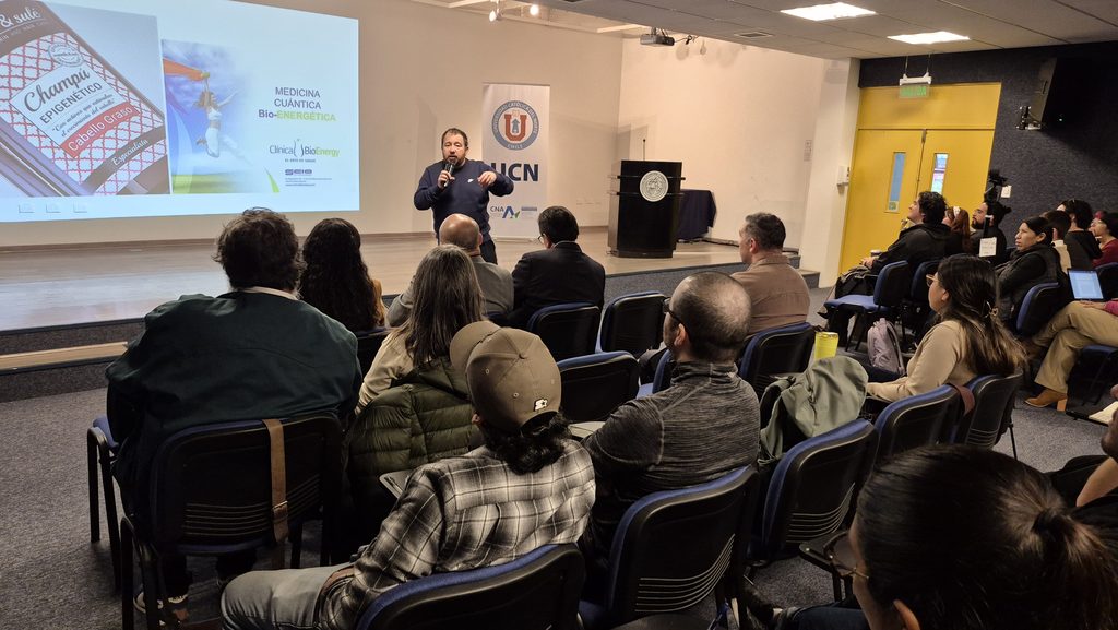 GABRIEL LEÓN LIDERA TALLER DE COMUNICACIÓN CIENTÍFICA EN ANTOFAGASTA PARA INSPIRAR A LA COMUNIDAD El científico Gabriel León impartiendo taller de divulgación para asesores científicos en Antofagasta.