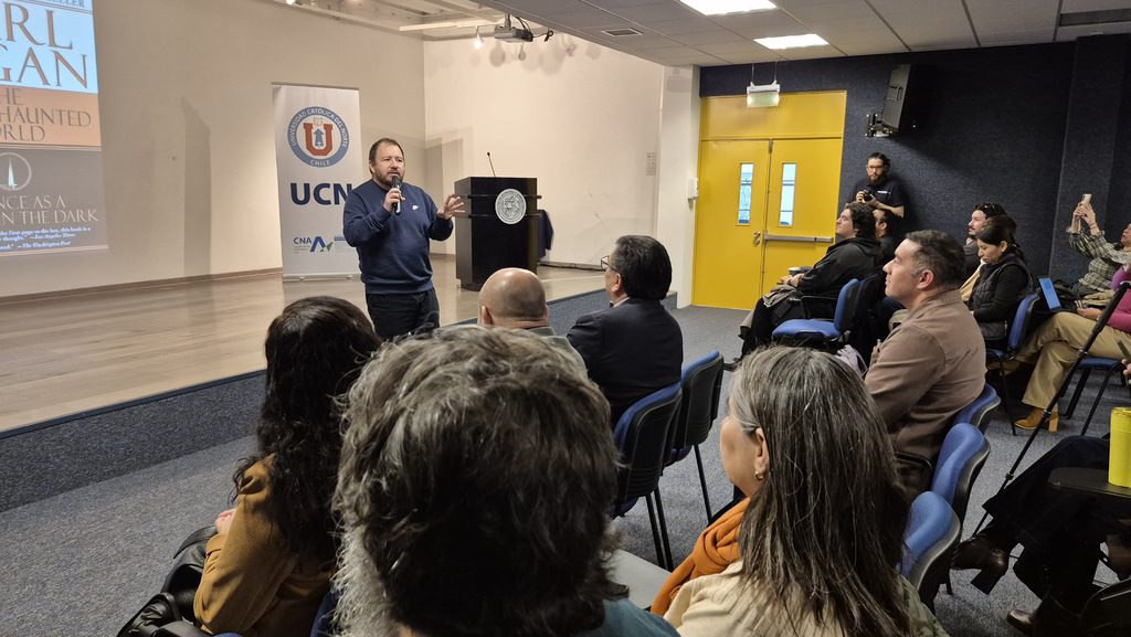 GABRIEL LEÓN LIDERA TALLER DE COMUNICACIÓN CIENTÍFICA EN ANTOFAGASTA PARA INSPIRAR A LA COMUNIDAD El científico Gabriel León impartiendo taller de divulgación para asesores científicos en Antofagasta.