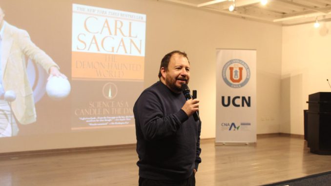 El científico Gabriel León impartiendo taller de divulgación para asesores científicos en Antofagasta.
