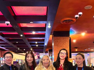 Ganadora celebrando un jackpot millonario en las instalaciones del Casino MDS Calama