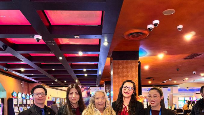 Ganadora celebrando un jackpot millonario en las instalaciones del Casino MDS Calama