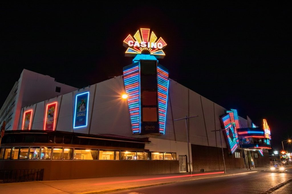 Ganadora celebrando un jackpot millonario en las instalaciones del Casino MDS Calama