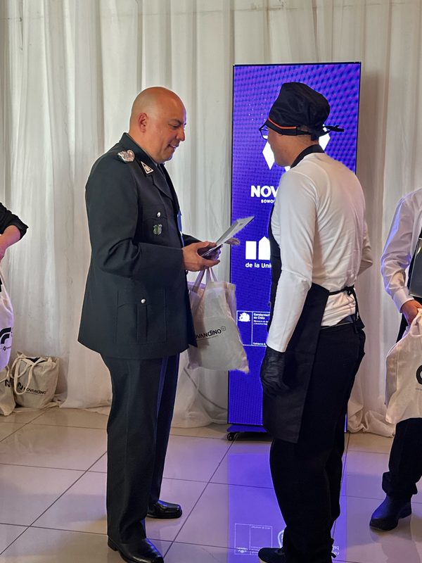 GENDARMERÍA, NOVOANDINO Y AIEP SE UNEN PARA FORTALECER LA REINSERCIÓN SOCIAL LABORAL EN CALAMA Certificación de curso de manipulación de alimentos para usuarios del Centro de Reinserción Social en Calama
