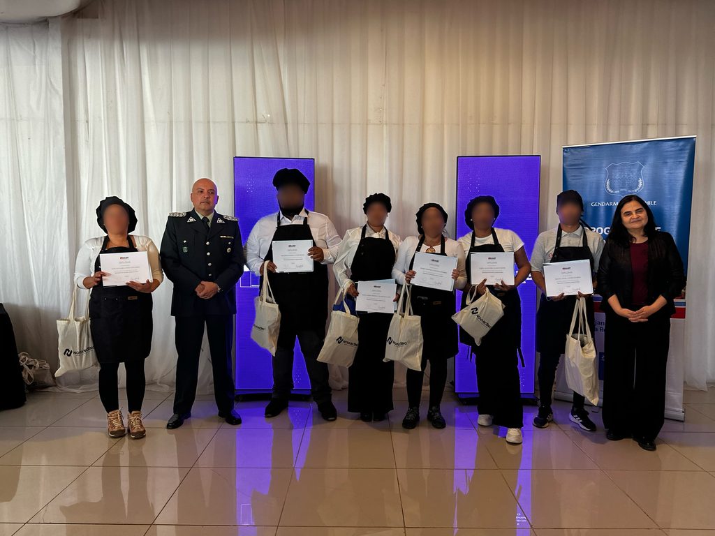 GENDARMERÍA, NOVOANDINO Y AIEP SE UNEN PARA FORTALECER LA REINSERCIÓN SOCIAL LABORAL EN CALAMA Certificación de curso de manipulación de alimentos para usuarios del Centro de Reinserción Social en Calama