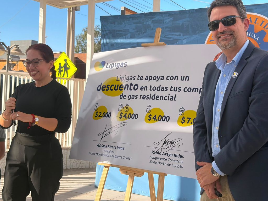 HABITANTES Y PYMES DE SIERRA GORDA ACCEDEN A GAS LICUADO MÁS BARATO GRACIAS A ACUERDO CON LIPIGAS Cilindros de gas Lipigas en un entorno urbano de la comuna de Sierra Gorda