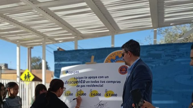 Cilindros de gas Lipigas en un entorno urbano de la comuna de Sierra Gorda
