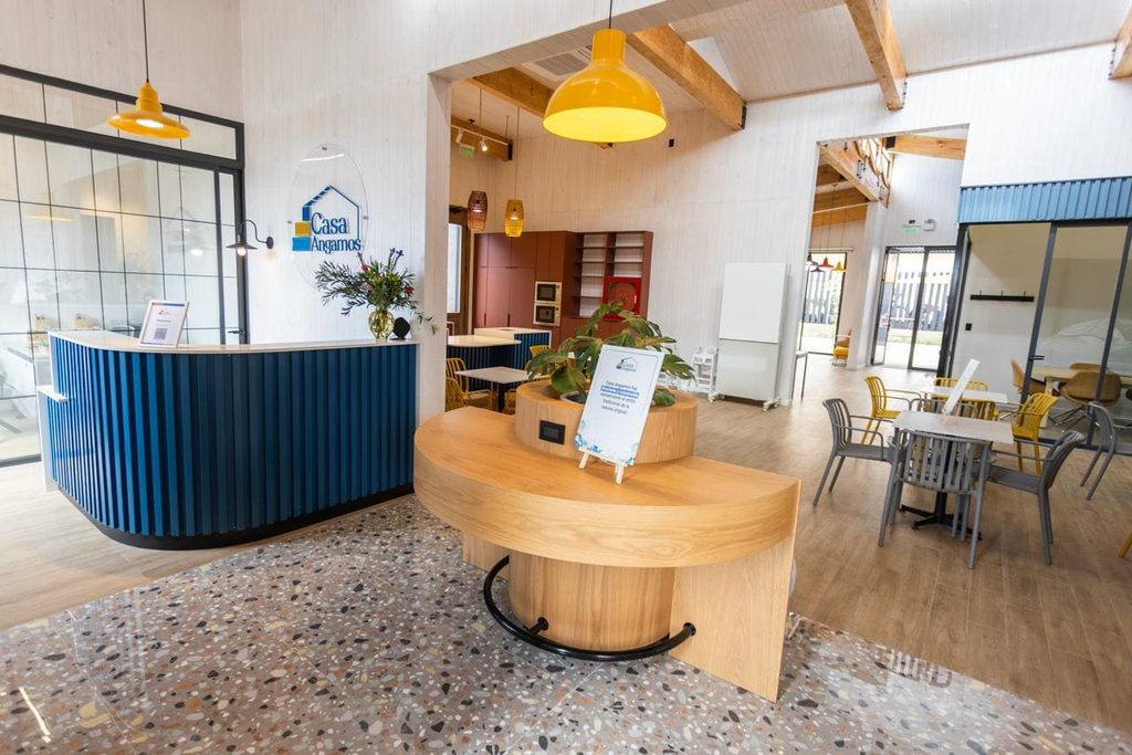 Fachada e interiores del nuevo centro de coworking Casa Angamos en Mejillones