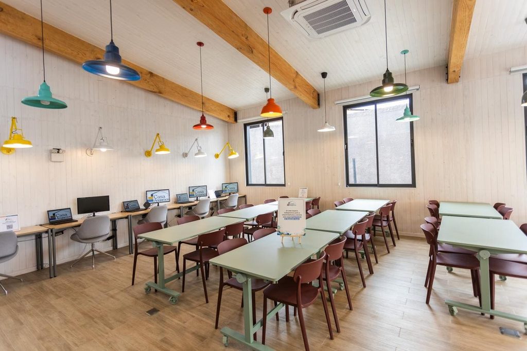 Fachada e interiores del nuevo centro de coworking Casa Angamos en Mejillones