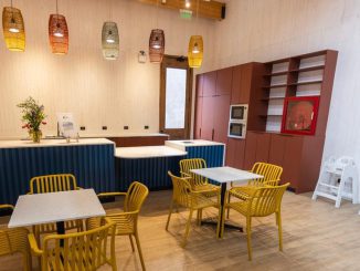 Fachada e interiores del nuevo centro de coworking Casa Angamos en Mejillones