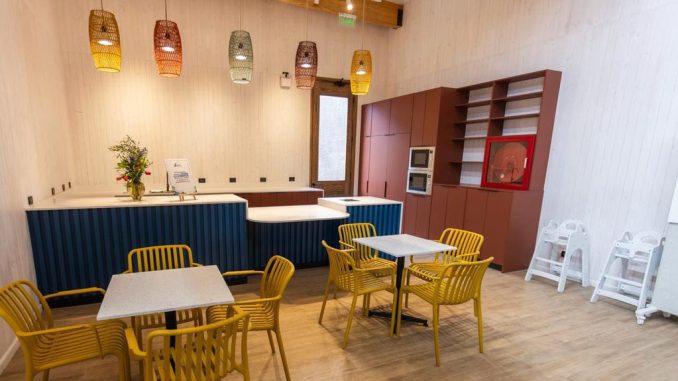 Fachada e interiores del nuevo centro de coworking Casa Angamos en Mejillones