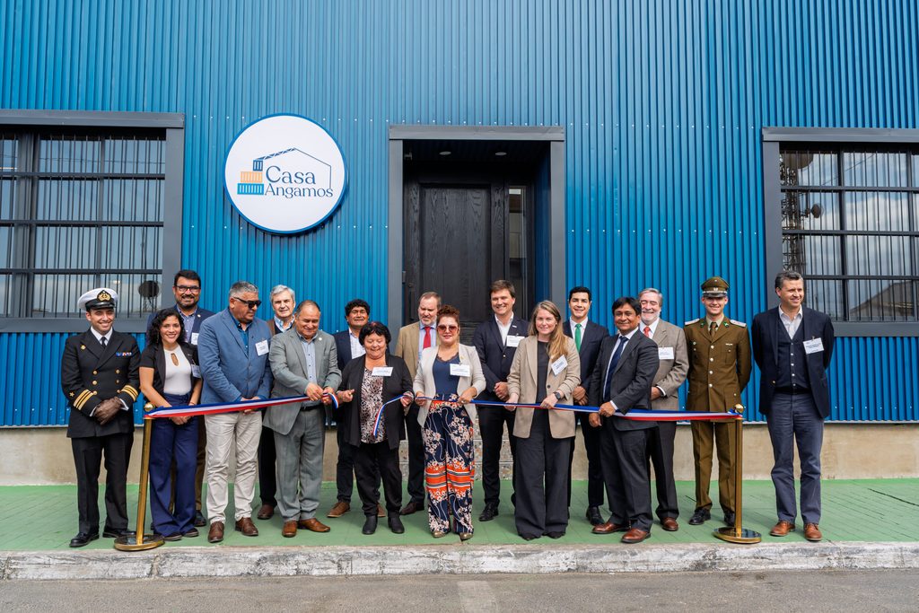 Fachada e interiores del nuevo centro de coworking Casa Angamos en Mejillones
