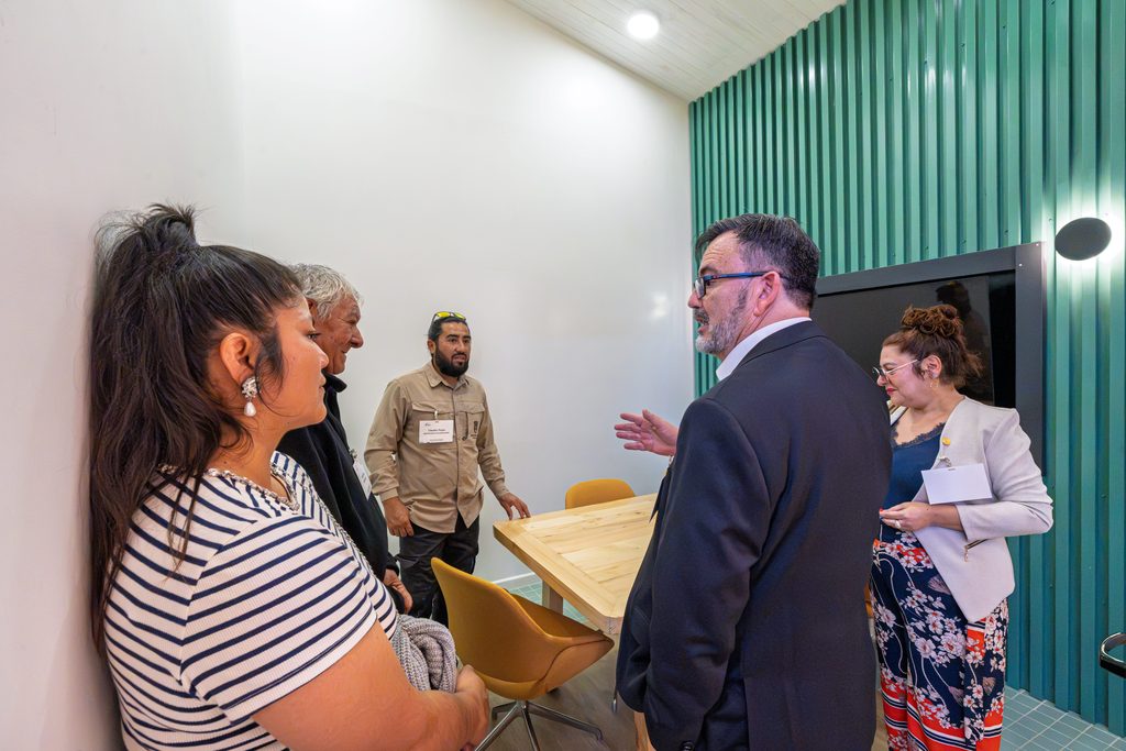 Fachada e interiores del nuevo centro de coworking Casa Angamos en Mejillones