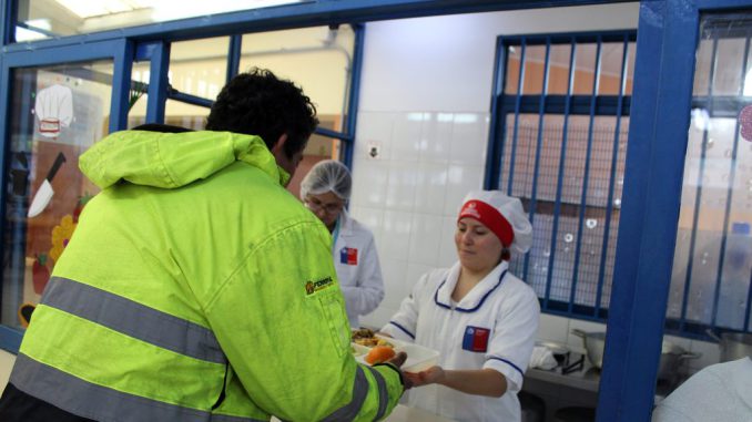 Personal de Junaeb entregando alimentación caliente en albergues habilitados tras el sistema frontal en Antofagasta.