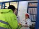 Personal de Junaeb entregando alimentación caliente en albergues habilitados tras el sistema frontal en Antofagasta.