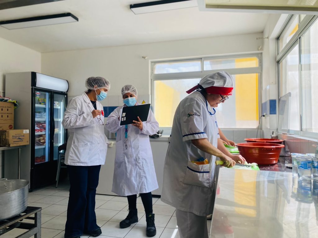 JUNAEB GARANTIZA ALIMENTACIÓN PARA CASI 400 PERSONAS EN ALBERGUES DE TOCOPILLA TRAS EL ALUVIÓN Personal de Junaeb entregando alimentación a familias damnificadas en los albergues de Tocopilla