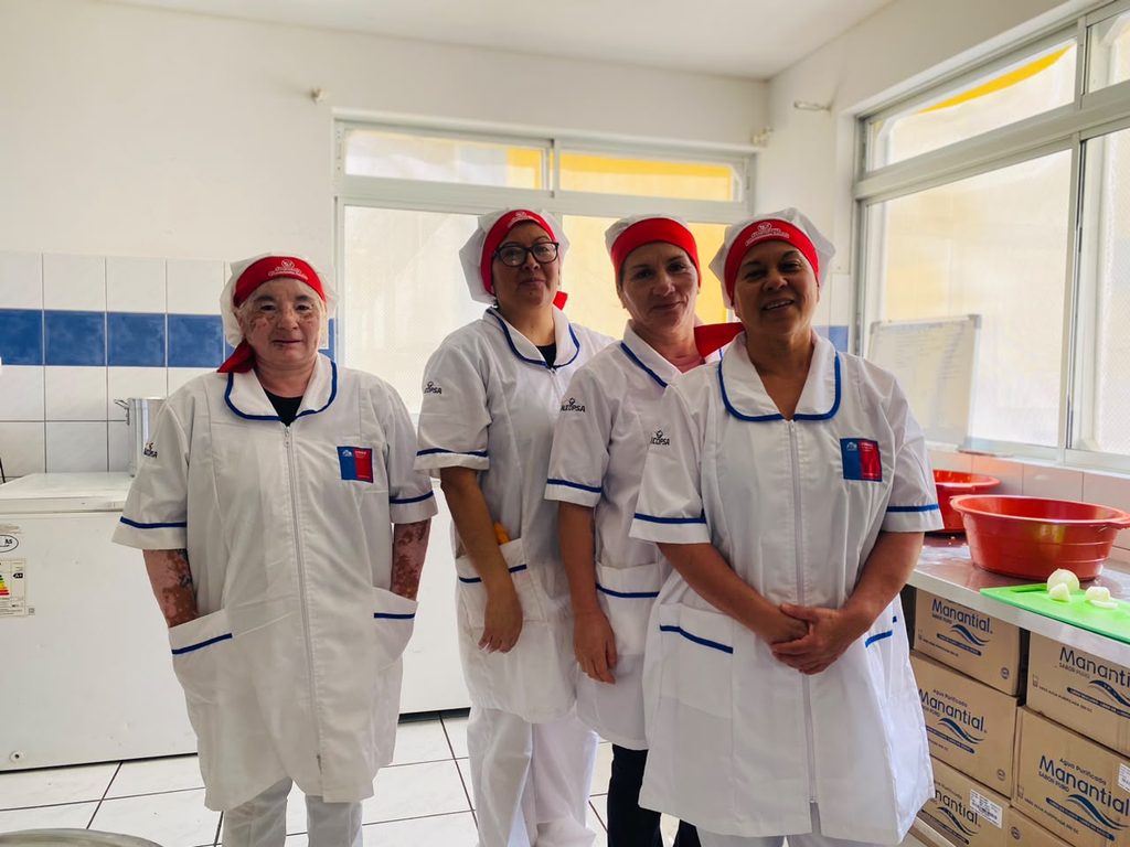 JUNAEB GARANTIZA ALIMENTACIÓN PARA CASI 400 PERSONAS EN ALBERGUES DE TOCOPILLA TRAS EL ALUVIÓN Personal de Junaeb entregando alimentación a familias damnificadas en los albergues de Tocopilla