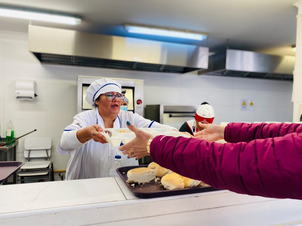 JUNAEB GARANTIZA ALIMENTACIÓN PARA CASI 400 PERSONAS EN ALBERGUES DE TOCOPILLA TRAS EL ALUVIÓN Personal de Junaeb entregando alimentación a familias damnificadas en los albergues de Tocopilla