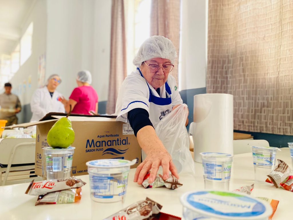 JUNAEB GARANTIZA ALIMENTACIÓN PARA CASI 400 PERSONAS EN ALBERGUES DE TOCOPILLA TRAS EL ALUVIÓN Personal de Junaeb entregando alimentación a familias damnificadas en los albergues de Tocopilla
