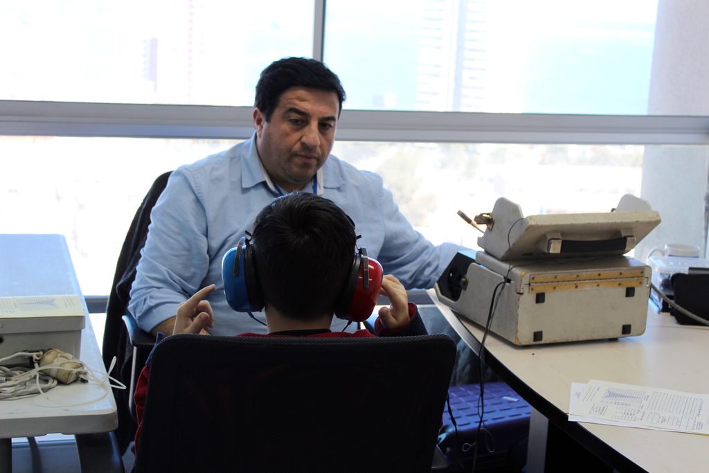 JUNAEB GARANTIZA ATENCIÓN EN OTORRINOLARINGOLOGÍA A CASI 600 ESTUDIANTES EN ANTOFAGASTA Equipo médico de Junaeb atendiendo a estudiantes en la región de Antofagasta