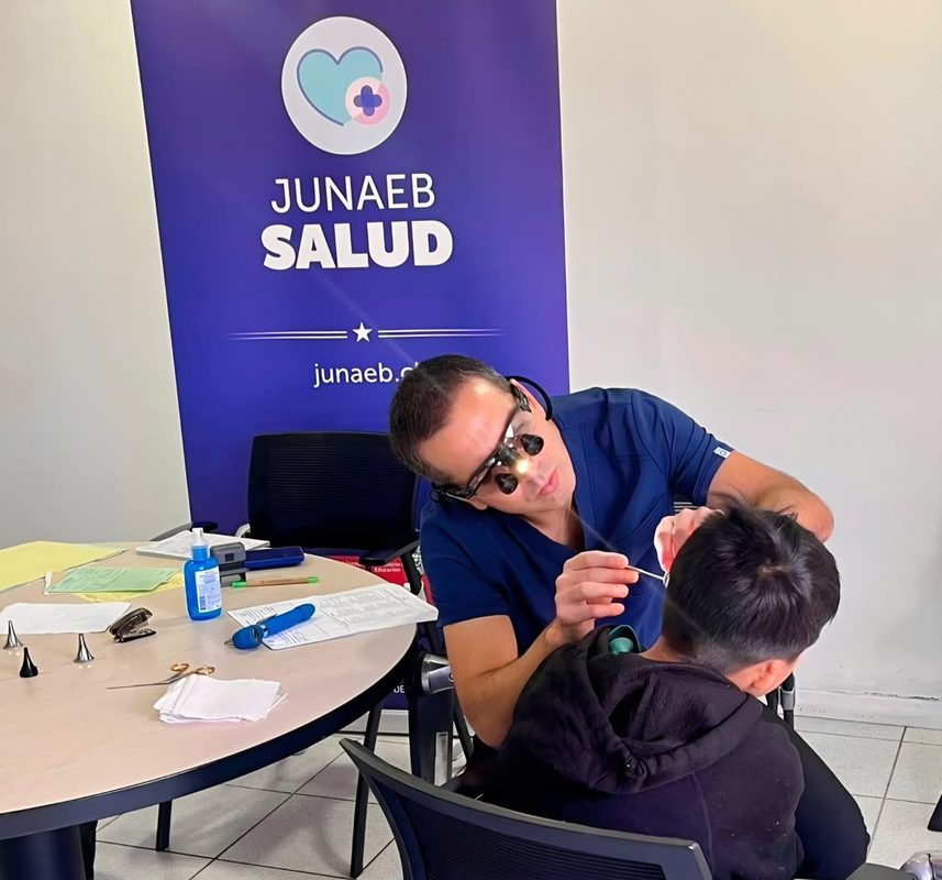 JUNAEB GARANTIZA ATENCIÓN EN OTORRINOLARINGOLOGÍA A CASI 600 ESTUDIANTES EN ANTOFAGASTA Equipo médico de Junaeb atendiendo a estudiantes en la región de Antofagasta