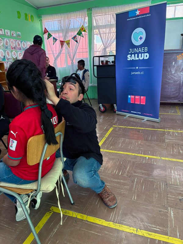 JUNAEB GARANTIZA ATENCIÓN EN OTORRINOLARINGOLOGÍA A CASI 600 ESTUDIANTES EN ANTOFAGASTA Equipo médico de Junaeb atendiendo a estudiantes en la región de Antofagasta