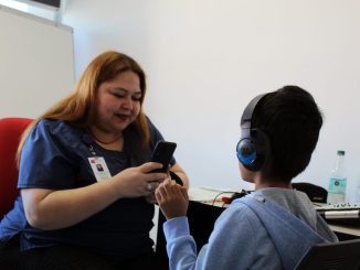 Equipo médico de Junaeb atendiendo a estudiantes en la región de Antofagasta