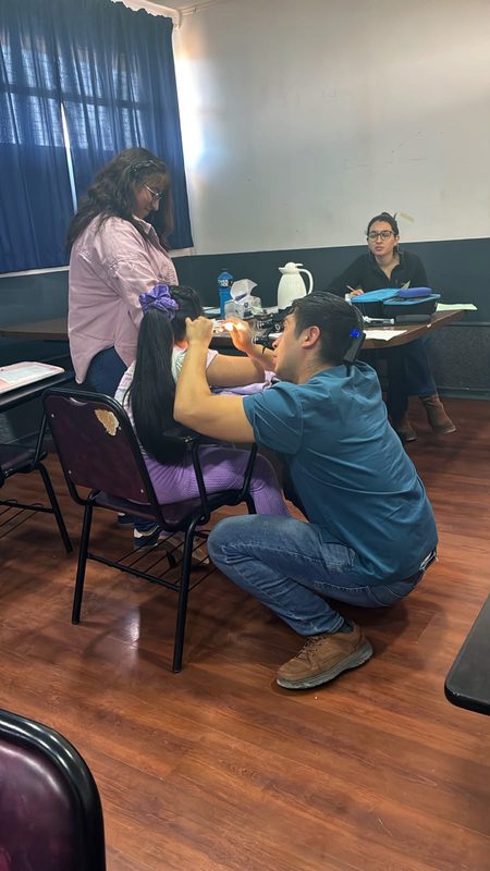 JUNAEB GARANTIZA ATENCIÓN EN OTORRINOLARINGOLOGÍA A CASI 600 ESTUDIANTES EN ANTOFAGASTA Equipo médico de Junaeb atendiendo a estudiantes en la región de Antofagasta