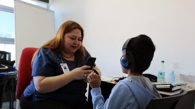 Equipo médico de Junaeb atendiendo a estudiantes en la región de Antofagasta