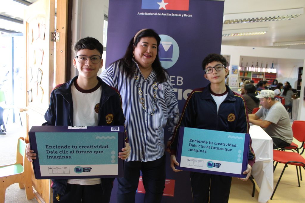 JUNAEB INICIA ENTREGA DE CERCA DE 5 MIL COMPUTADORES DE LA BECA TIC EN LA REGIÓN DE ANTOFAGASTA Estudiantes de Antofagasta recibiendo sus computadores de la Beca TIC de Junaeb en Mejillones
