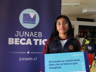 Estudiantes de Antofagasta recibiendo sus computadores de la Beca TIC de Junaeb en Mejillones