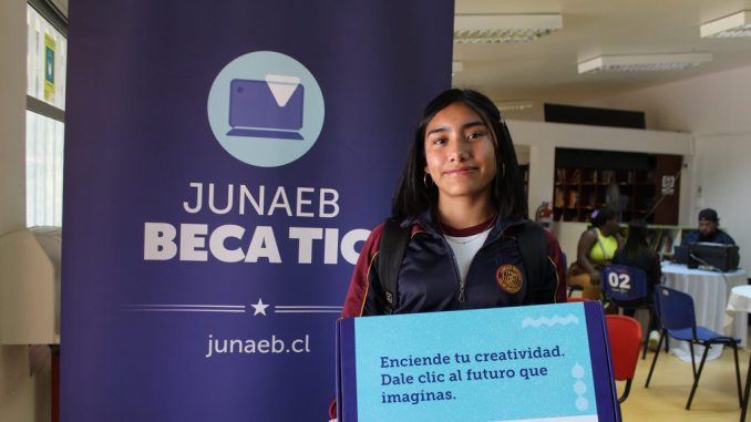 Estudiantes de Antofagasta recibiendo sus computadores de la Beca TIC de Junaeb en Mejillones