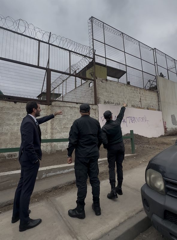 JUSTICIA Y GENDARMERÍA DESTACAN LA ENTRADA EN VIGENCIA DE LA LEY ANTIPELOTAZOS Autoridades de Justicia y Gendarmería informan sobre la nueva Ley Antipelotazos para reforzar la seguridad en cárceles.