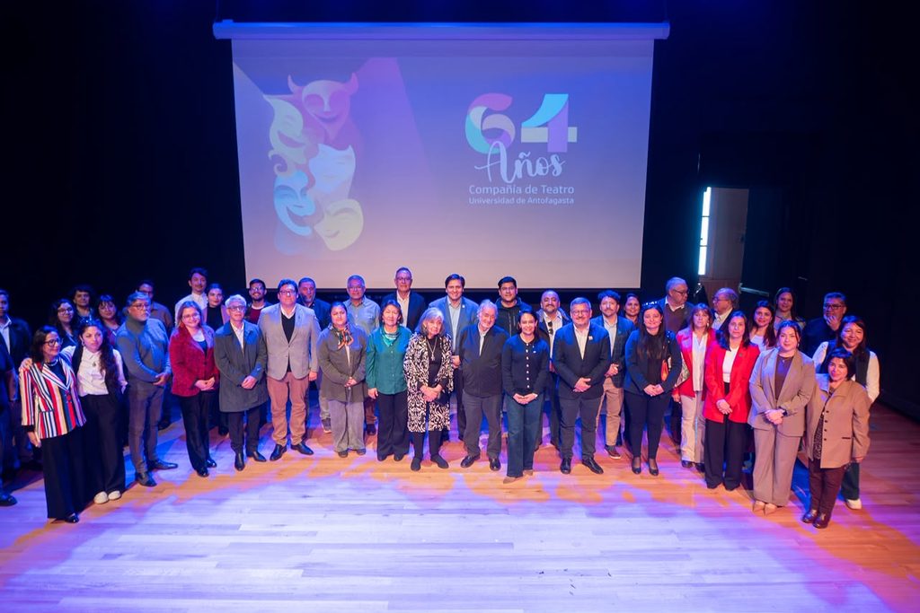 LA COMPAÑÍA DE TEATRO DE LA UNIVERSIDAD DE ANTOFAGASTA CELEBRA SU 64º ANIVERSARIO Ceremonia de aniversario de la Compañía de Teatro de la Universidad de Antofagasta en el Teatro Pedro de la Barra