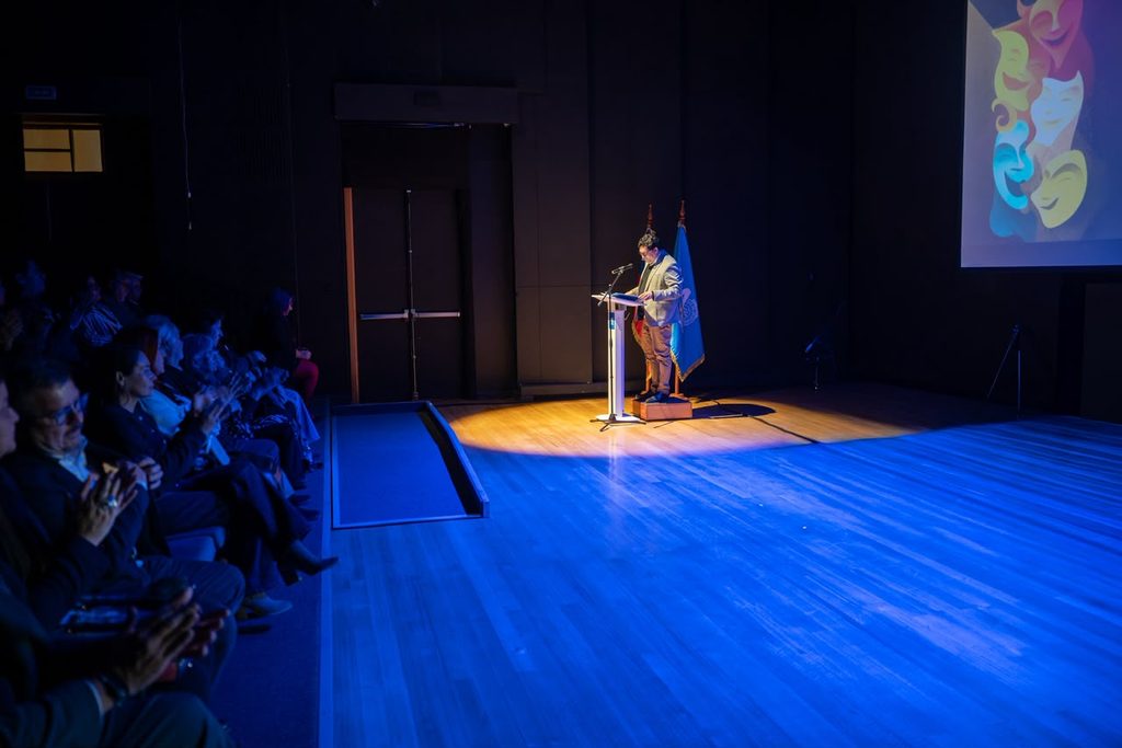 LA COMPAÑÍA DE TEATRO DE LA UNIVERSIDAD DE ANTOFAGASTA CELEBRA SU 64º ANIVERSARIO Ceremonia de aniversario de la Compañía de Teatro de la Universidad de Antofagasta en el Teatro Pedro de la Barra