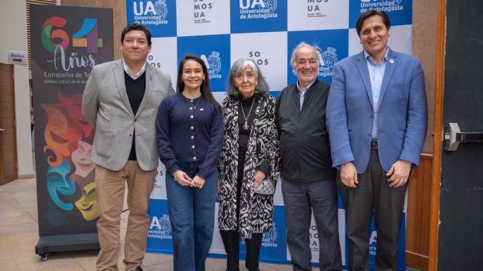 Ceremonia de aniversario de la Compañía de Teatro de la Universidad de Antofagasta en el Teatro Pedro de la Barra