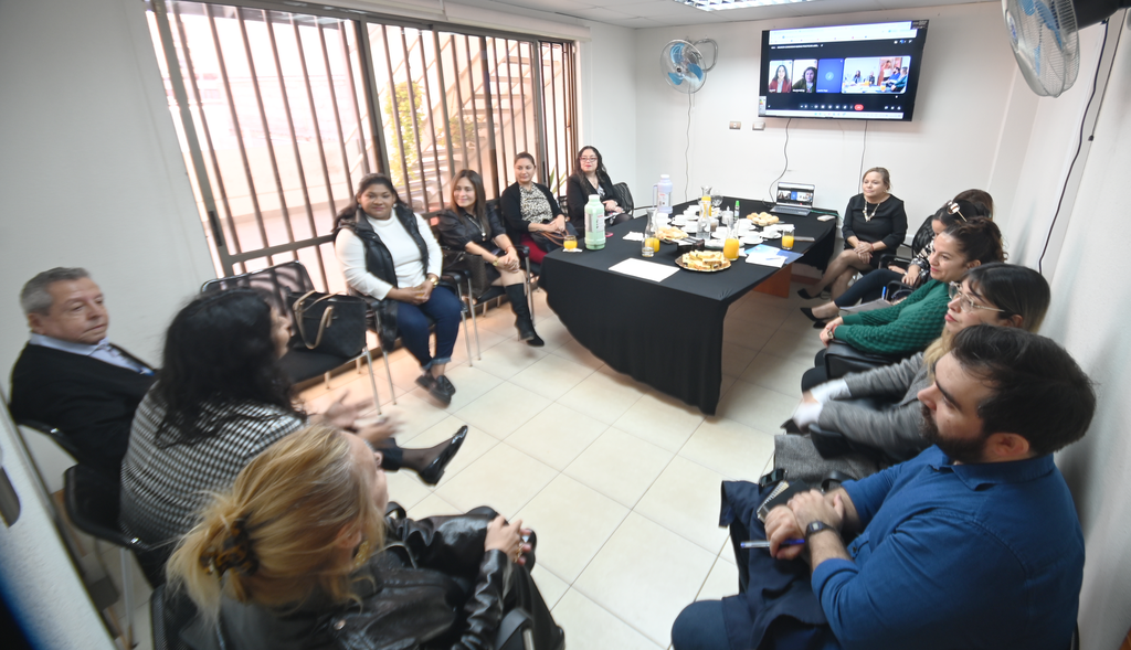 Representantes de entidades públicas y privadas en la primera sesión de la Comunidad de Buenas Prácticas Laborales del SernamEG