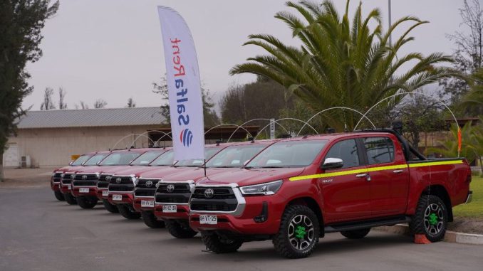 Flota de camionetas operando en un yacimiento minero chileno