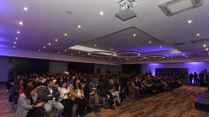 Especialistas y docentes reunidos en el Seminario Nacional de Educación Inicial debatiendo sobre lectura y bienestar