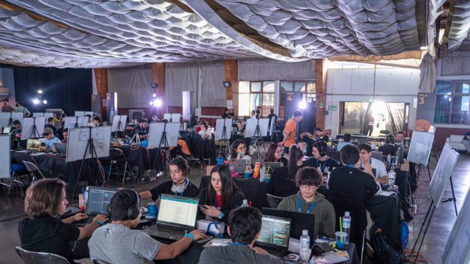 Estudiantes y profesionales participando en la hackatón NASA Space Apps Challenge en Chile