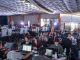 Estudiantes y profesionales participando en la hackatón NASA Space Apps Challenge en Chile