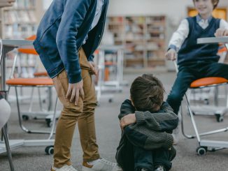 Estudiantes y docentes en un entorno escolar donde se debate la seguridad y la violencia en las aulas chilenas