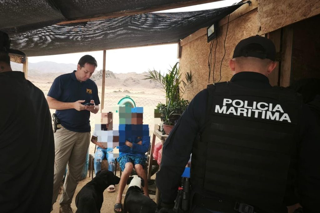 LA PDI FORTALECE LA FISCALIZACIÓN MIGRATORIA EN ANTOFAGASTA Y TALTAL JUNTO A LA ARMADA Agentes de la PDI y la Armada de Chile realizando controles migratorios en el borde costero de la región de Antofagasta.