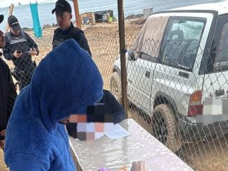 Agentes de la PDI y la Armada de Chile realizando controles migratorios en el borde costero de la región de Antofagasta.